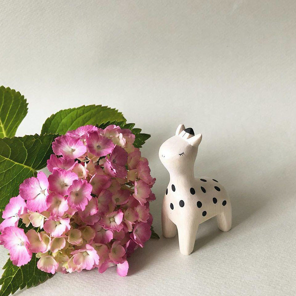 T-Lab Pole Pole Giraffe display with flowers